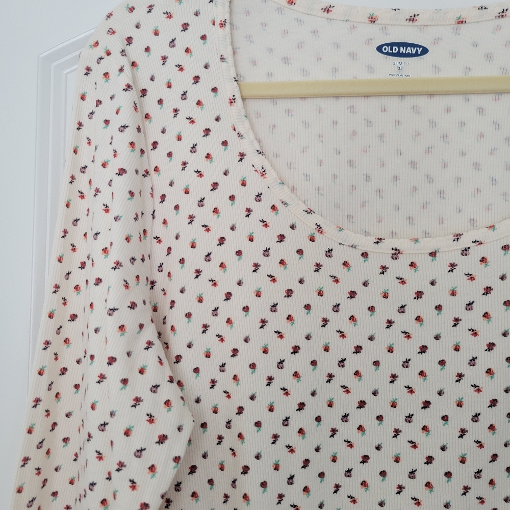Old Navy Slim Fit Floral Thermal Top NWT Size XL